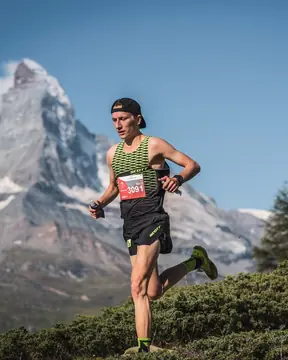Nico Dalcolmo läuft im Wettkampf bergauf, hinter ihm das Matterhorn.